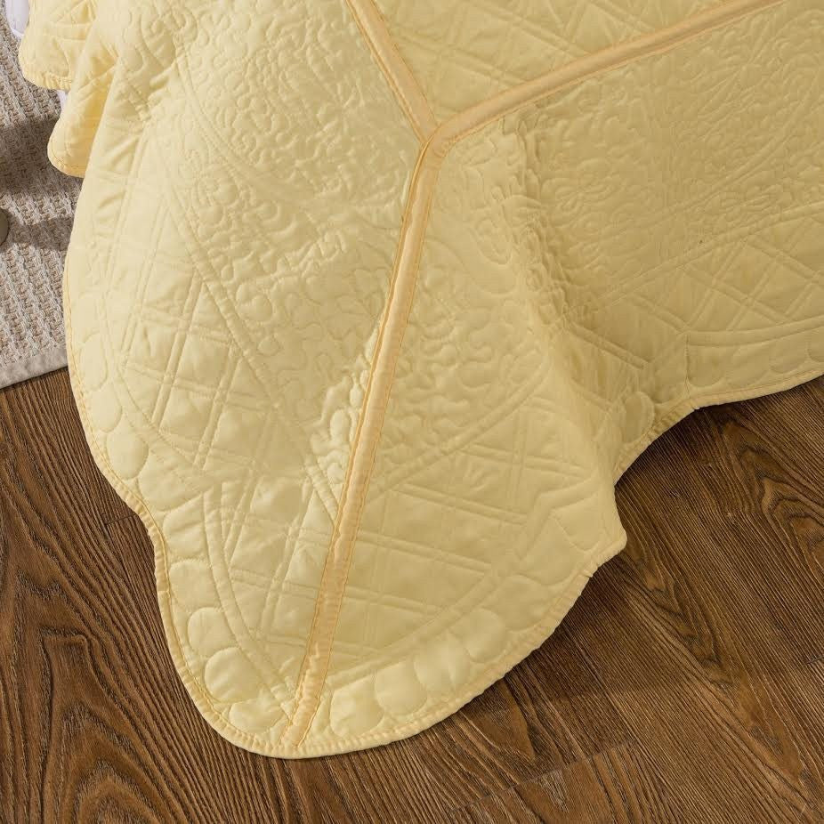 Buttercup Puffs Yellow Diamond Matelasse Scalloped Quilt Set – view 3