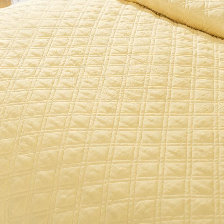 Buttercup Puffs Yellow Diamond Matelasse Scalloped Quilt Set – view 5