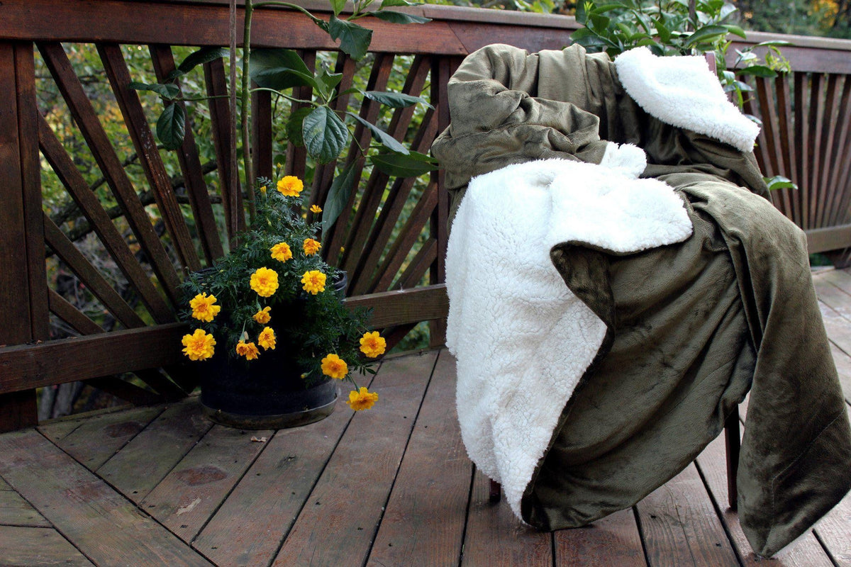 Evergreen Green Micro Fleece and Sherpa Throw Blanket – view 7
