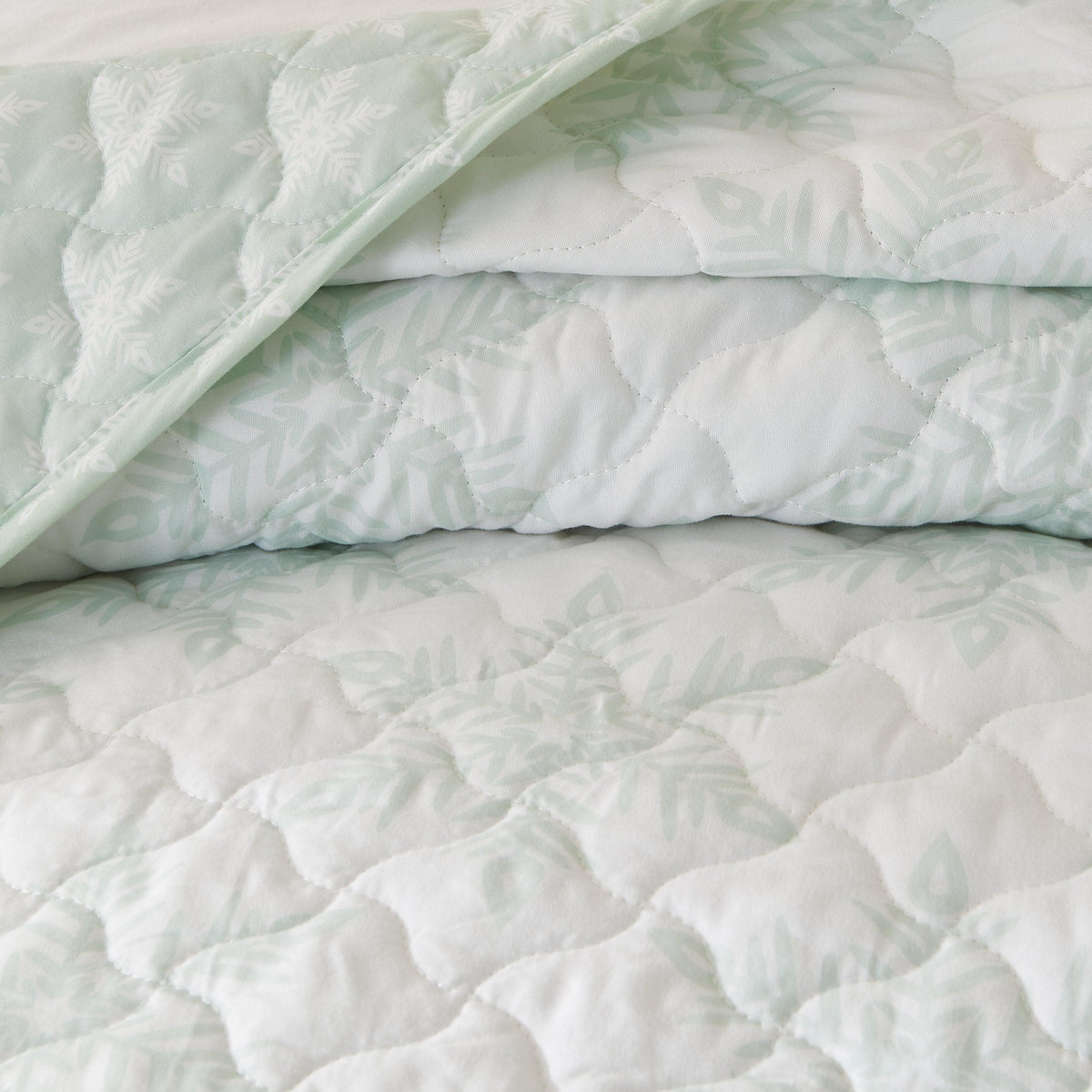 Large Blue Snowflake Winter Quilt Set – Noemi Collection – view 3