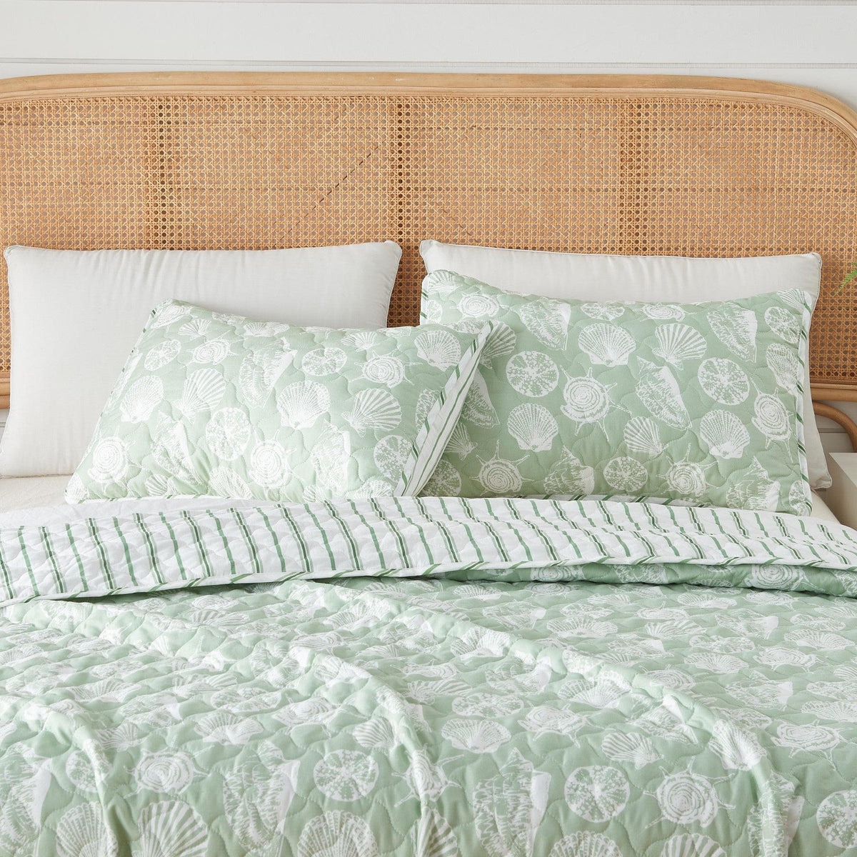 Microfiber Seashell Quilt in Emerald Green