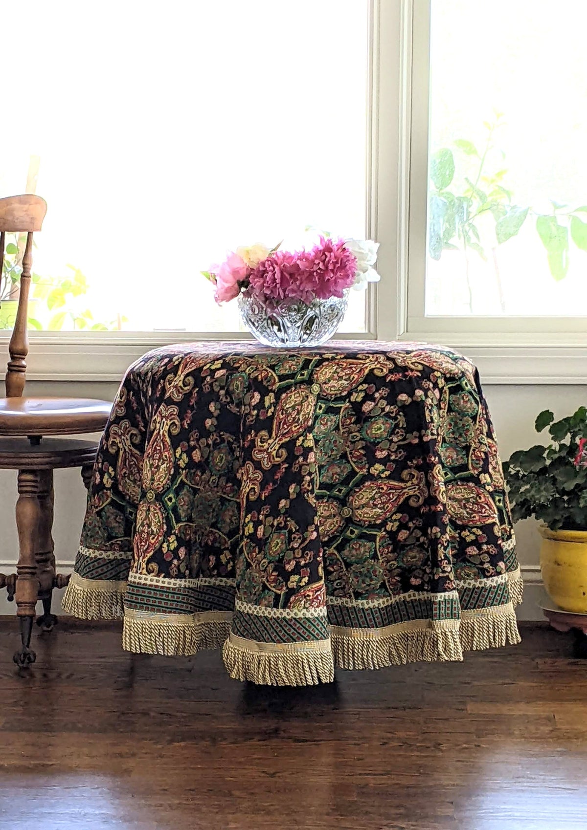 Elegant Black Ornate Paisley Woven Tapestry Tablecloth – view 10