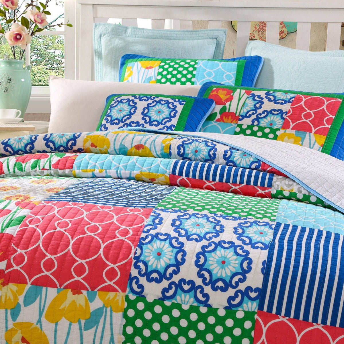 Dreamy Meadow Floral Cotton Patchwork Quilt Set with Pillow Covers – view 2