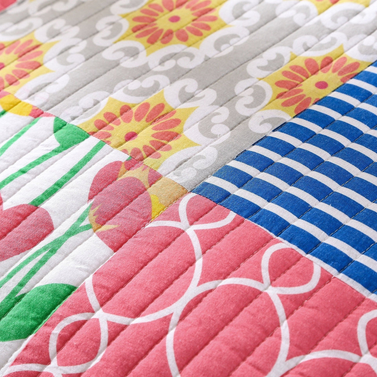 Dreamy Meadow Floral Cotton Patchwork Quilt Set with Pillow Covers – view 6