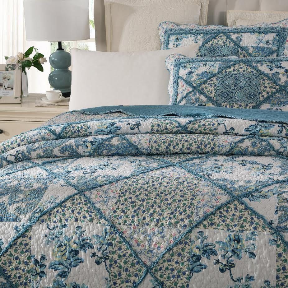 Petal Dance Blue and White Floral Scalloped Cotton Patchwork Quilt Set – view 2
